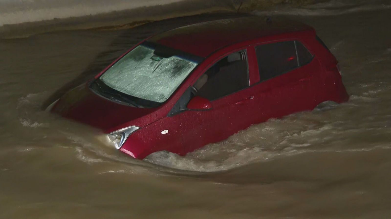 Auto en Canal San Carlos