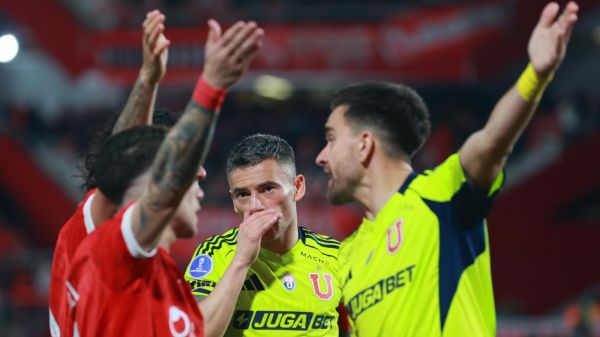 Charles Aránguiz en medio de los incidentes ante Independiente