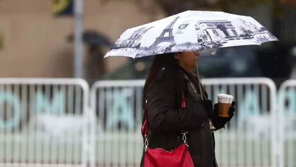 Llovizna. Persona bajo la lluvia con paraguas