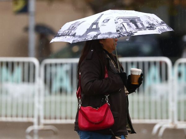 Llovizna. Persona bajo la lluvia con paraguas