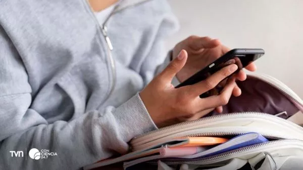 Estudiantes surcoreanos en una sala de clases sin teléfonos móviles tras la nueva regulación.