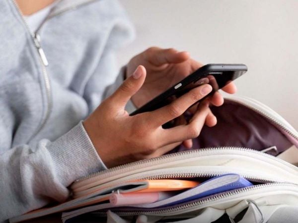 Estudiantes surcoreanos en una sala de clases sin teléfonos móviles tras la nueva regulación.