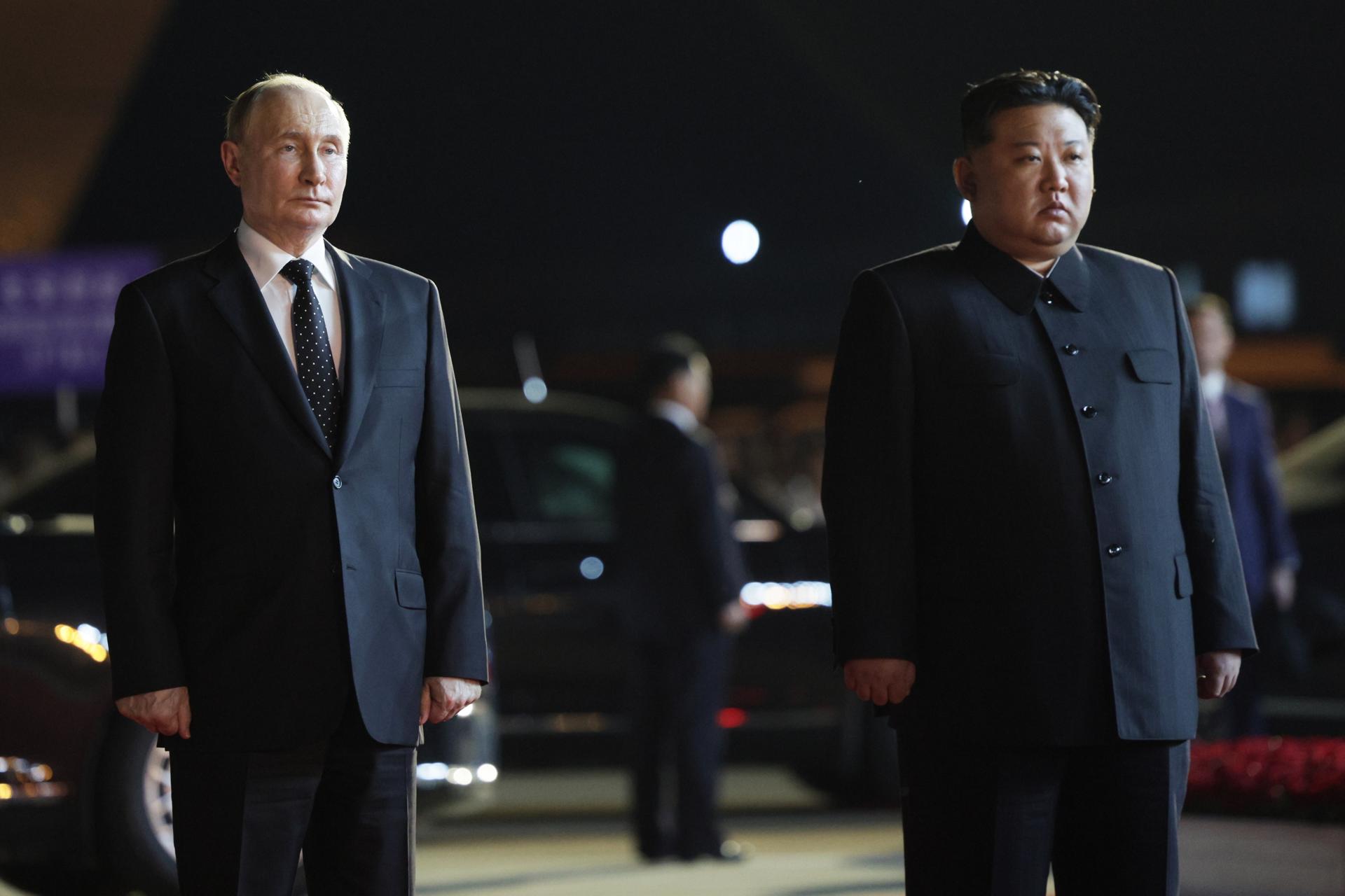 Fotografía de archivo de presidente ruso, Vladímir Putin (izq.), y el líder norcoreano, Kim Jong Un.