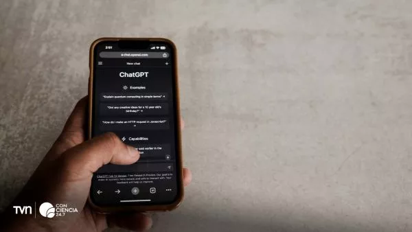 Usando ChatGPT en el celular.