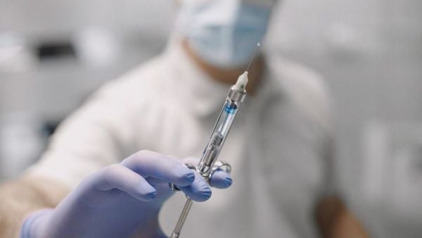 Anestesiólogo con inyección. Anestesia