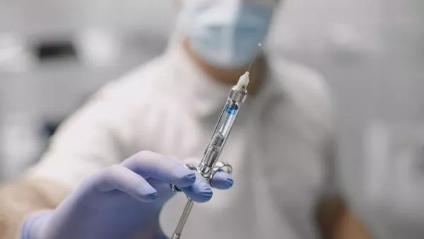 Anestesiólogo con inyección. Anestesia