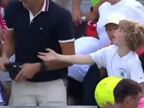 Momento en el que el empresario le roba la gorra a un niño