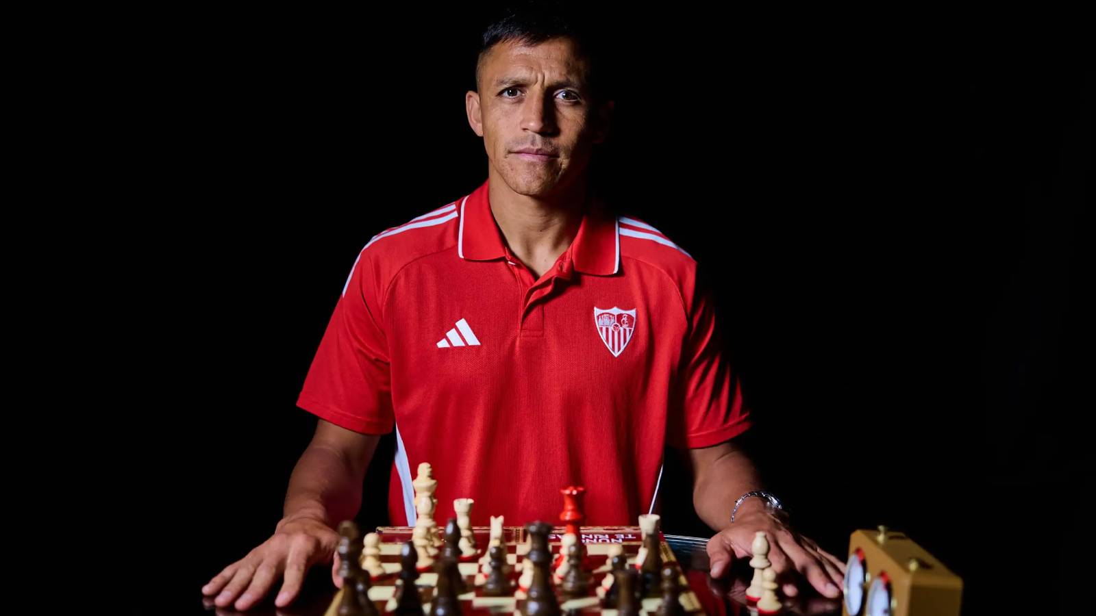 Alexis Sánchez siendo presentado en el Sevilla