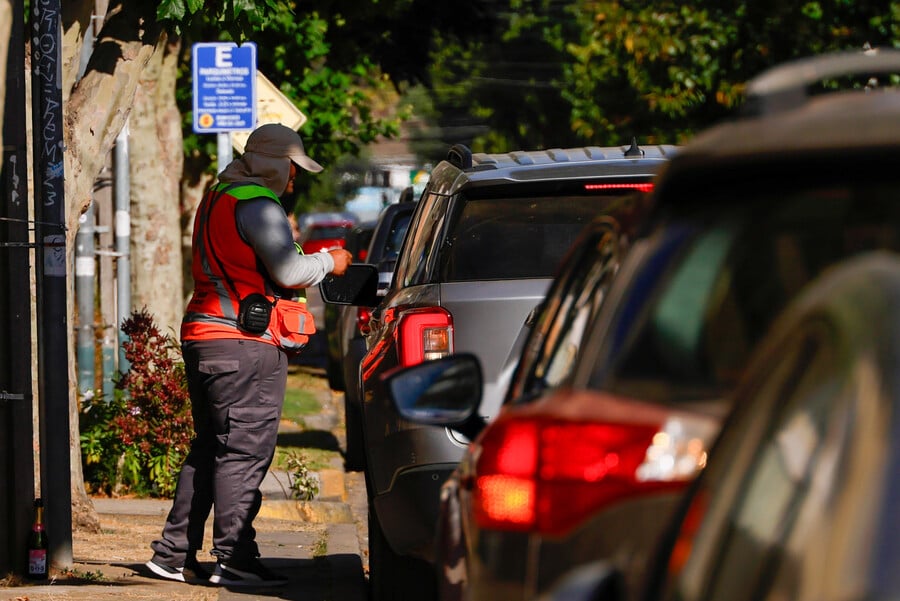 Auto estacionado y cobro