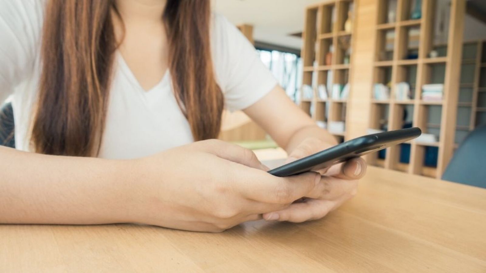 Adolescente usando celular