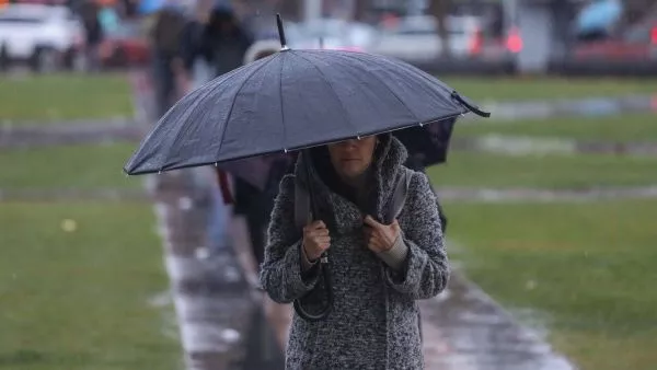 Lluvia y persona con paraguas