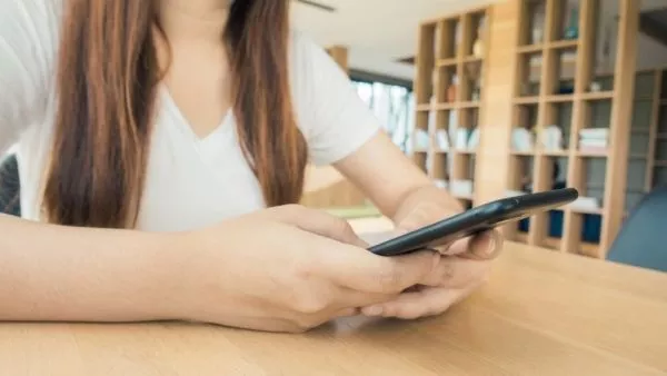 Adolescente usando celular