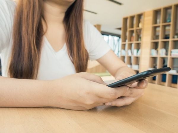 Adolescente usando celular