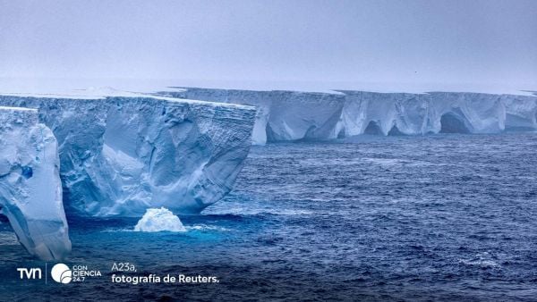 Imagen satelital del iceberg A23a, el bloque de hielo más grande del mundo, fragmentándose en el Atlántico Sur tras 40 años a la deriva.