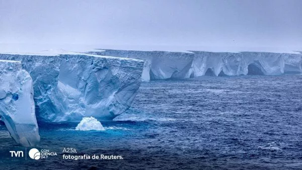 Imagen satelital del iceberg A23a, el bloque de hielo más grande del mundo, fragmentándose en el Atlántico Sur tras 40 años a la deriva.