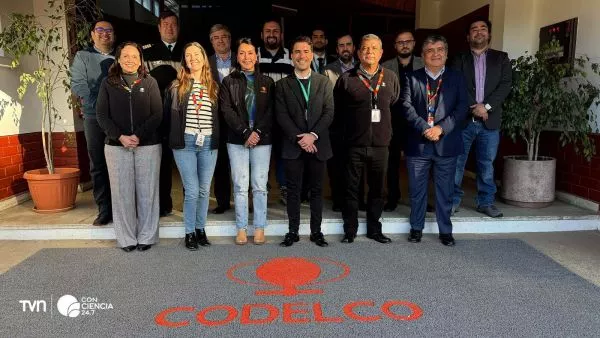 Representantes del Ministerio de Ciencia y Codelco en la División Ventanas explorando aplicaciones científicas del cobre chileno.