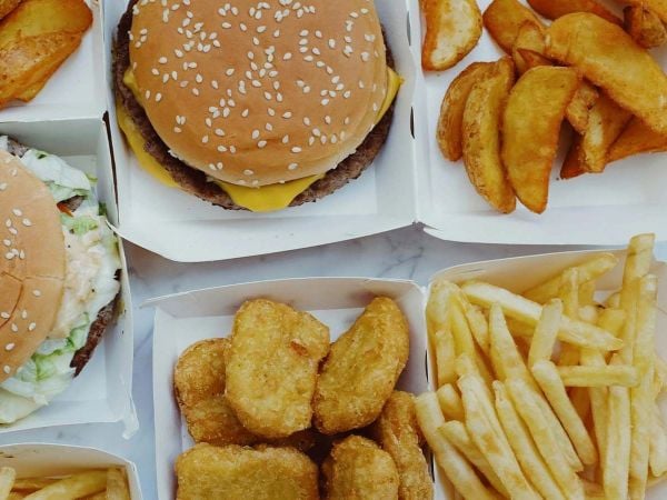 Dieta de ultraprocesados reduce hormonas sexuales masculinas.