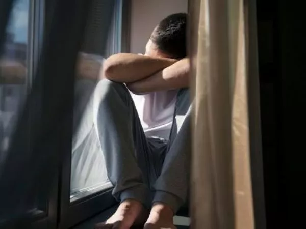 Joven con problemas de salud mental