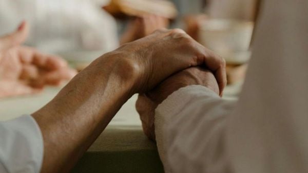 Pareja de la tercera edad referencial