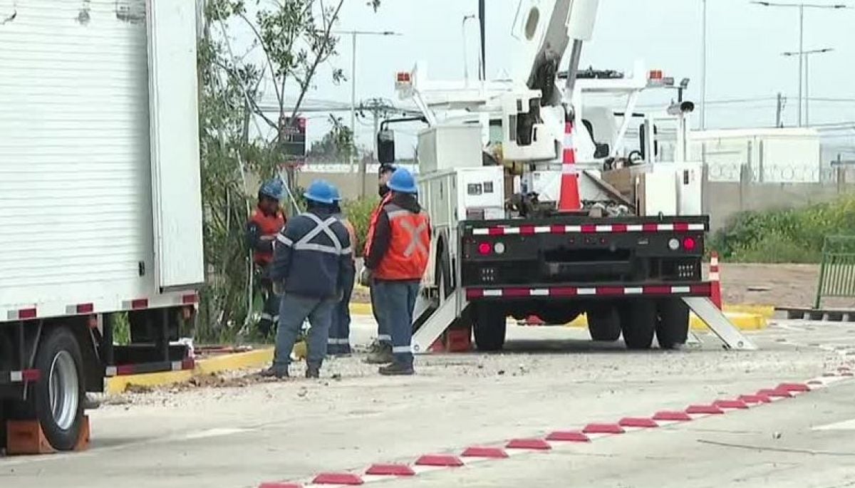 Pudahuel: cortes de tránsito producto de camión que derribó postes del alumbrado público