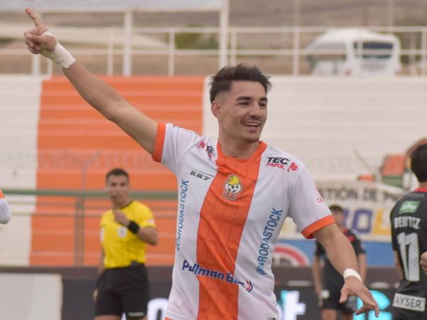 Diego Coelho celebrando su gol ante Palestino