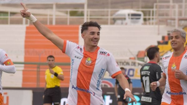 Diego Coelho celebrando su gol ante Palestino