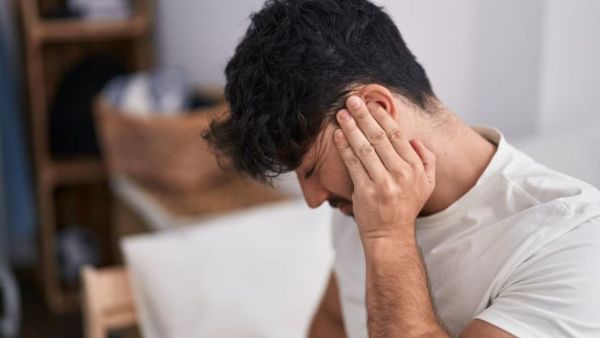 Representación de hombre sufriendo un ACV