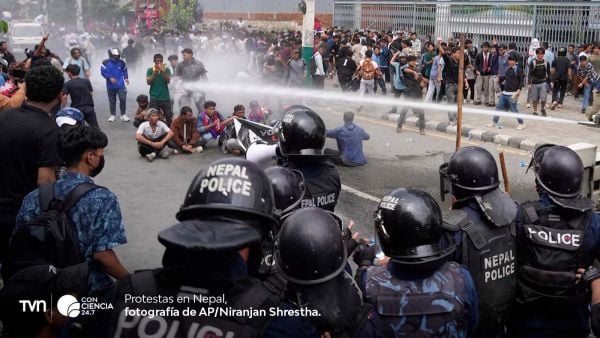 Manifestantes en Katmandú protestan contra la prohibición de Facebook, YouTube y X en Nepal.