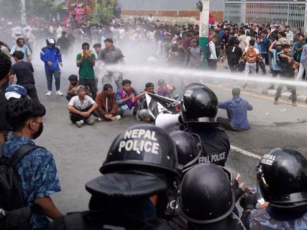 Manifestantes en Katmandú protestan contra la prohibición de Facebook, YouTube y X en Nepal.