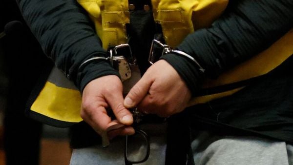 Manos con esposas. Hombre arrestado