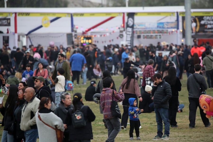 Gente en una fonda de Fiestas Patrias