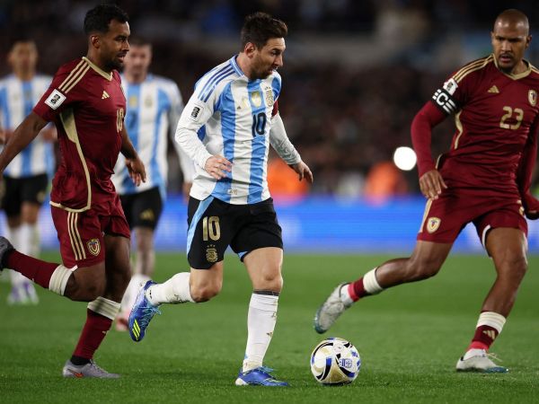 Lionel Messi disputando un partido con Argentina en las Eliminatorias Sudamericanas al Mundial 2026 donde fue goleador del proceso
