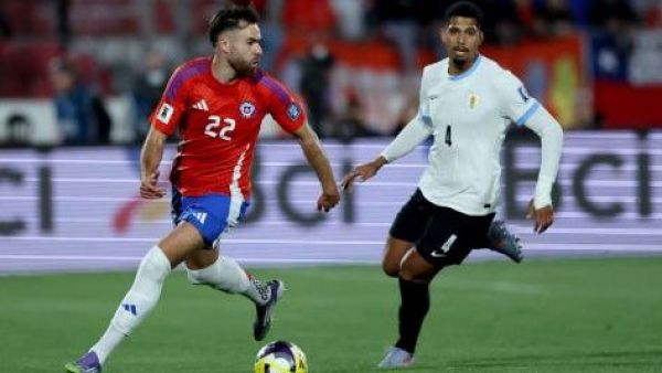 Ben Brereton y Ronald Araújo disputando un balón en el Estadio Nacional durante el partido entre Chile y Uruguay en las Eliminatorias Sudamericanas