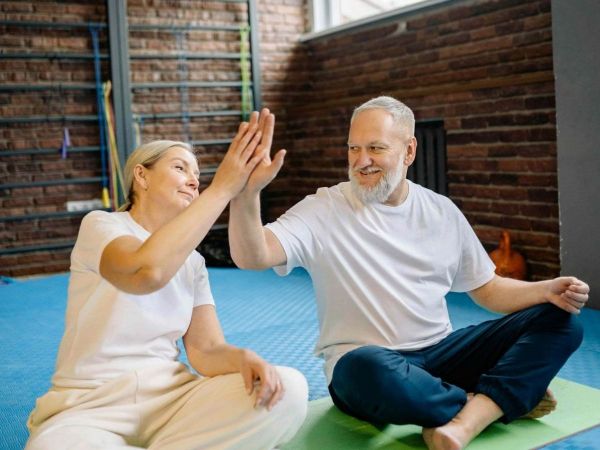 Pareja haciendo ejercicio. Referencial.