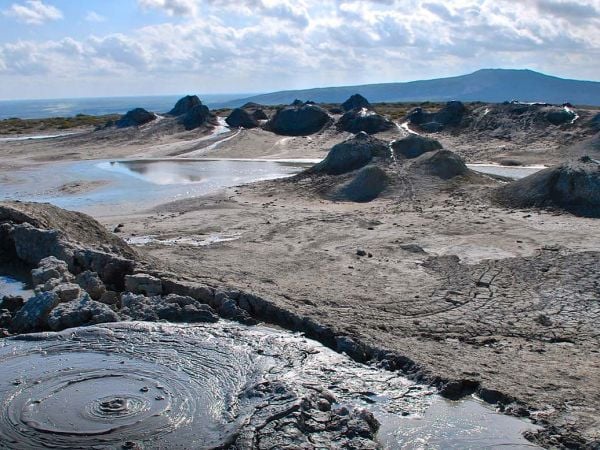 Imagen satelital de la cuenca del río Kura en Azerbaiyán, donde 56 volcanes de lodo se activaron tras los terremotos de Turquía en 2023.