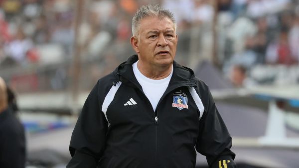 Claudio Borghi dirigiendo un partido de Colo Colo