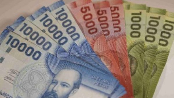 Dinero y billetes, representando el royalty minero