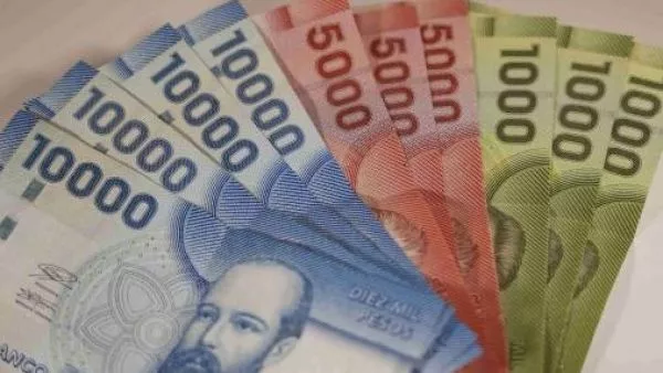 Dinero y billetes, representando el royalty minero