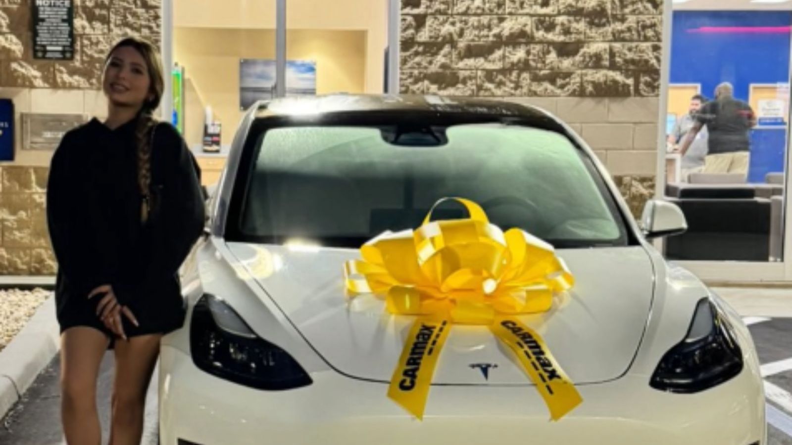 Isidora Ríos auto Tesla