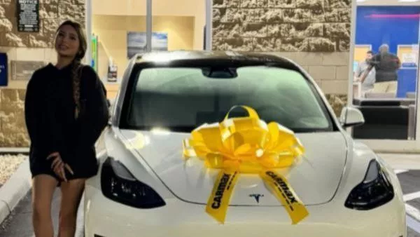 Isidora Ríos auto Tesla