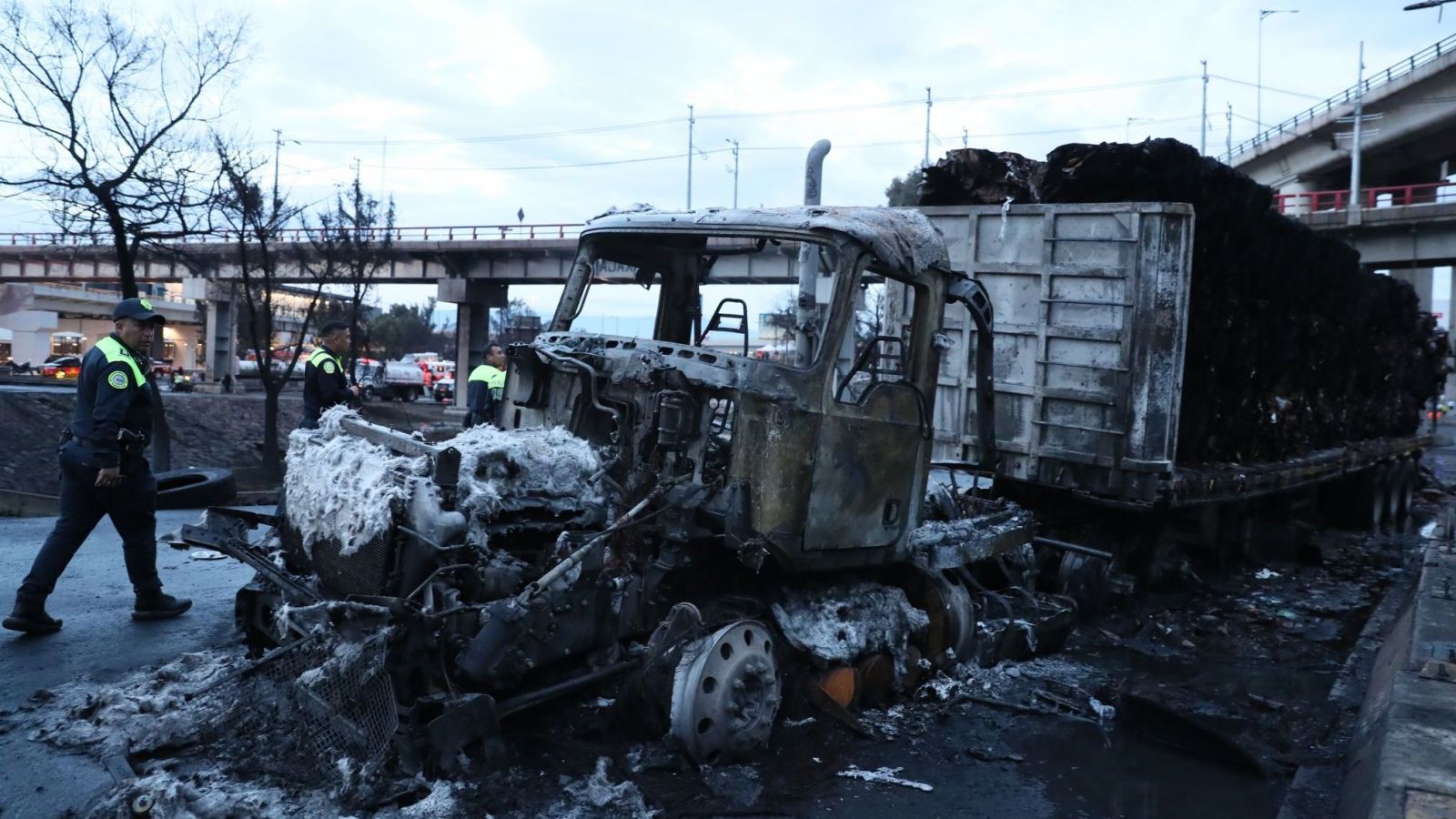 Camión calcinado tras la explosión con gas.