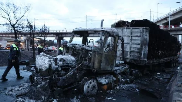 Camión calcinado tras la explosión con gas.