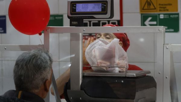 Trabajador pesando una bolsa de carne.