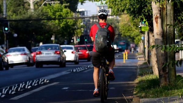 Ciclista en ciclovía en Santiago. Foto referencial.