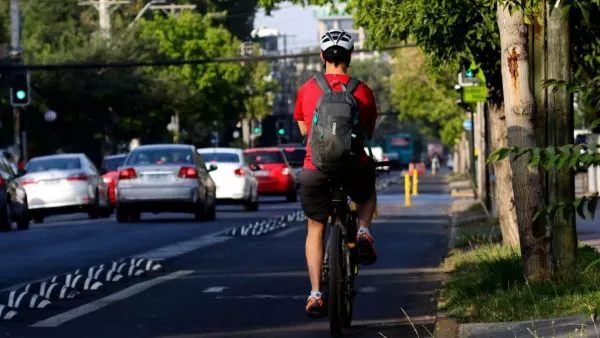 Ciclista en ciclovía en Santiago. Foto referencial.