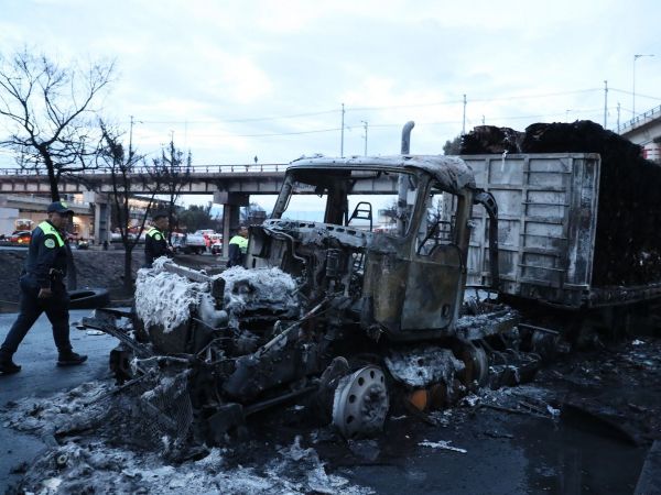 Camión calcinado tras la explosión con gas.