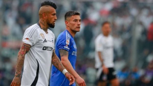 Charles Aránguiz y Arturo Vidal disputan el Superclásico entre Colo Colo y Universidad de Chile en el Estadio Monumental