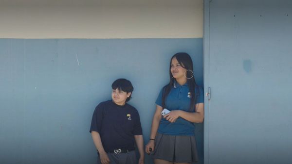 Dos estudiantes de la Escuela Nacional de Artes Gráficas de San Miguel.