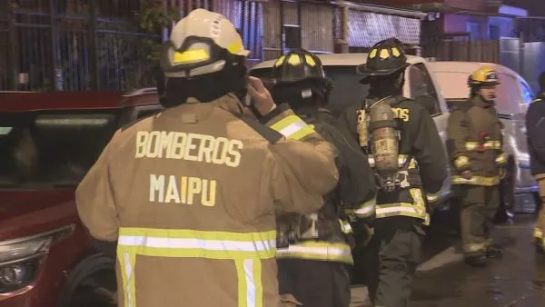 Bomberos combatiendo el fatal incendio en Maipú