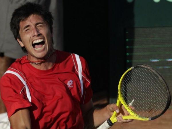 Paul Capdeville jugando un partido de Copa Davis con Chile, celebrando un punto histórico frente a John Isner en 2011